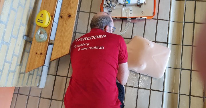 livredder træner genoplivning med medicinsk ilt